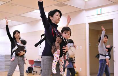 Japanske bebe s mamama uče plesati sambu i valcer