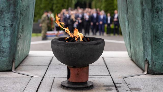 Dan državnosti u Vukovaru: Polaganje vijenca na Memorijalnom groblju žrtava iz Domovnskog rata