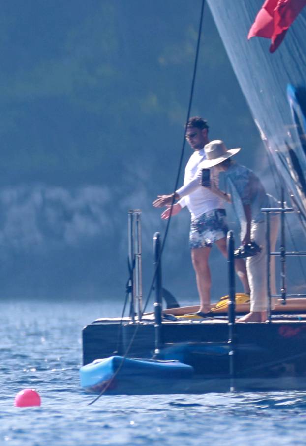 Lastovo: Poznati na jahti Jeffa Bezosa zabavljali se na palubi i u moru