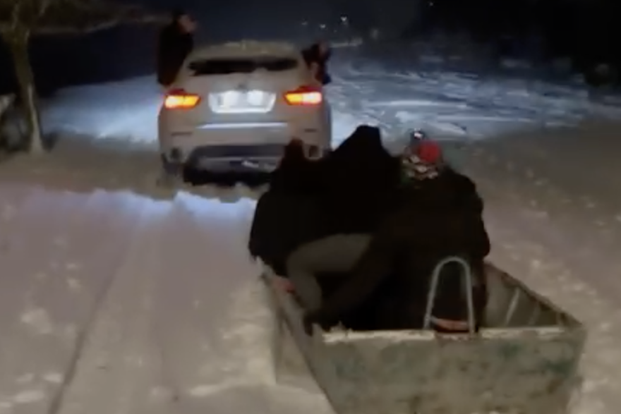 Vo&zcaron;nja &ccaron;amcem po snijegu