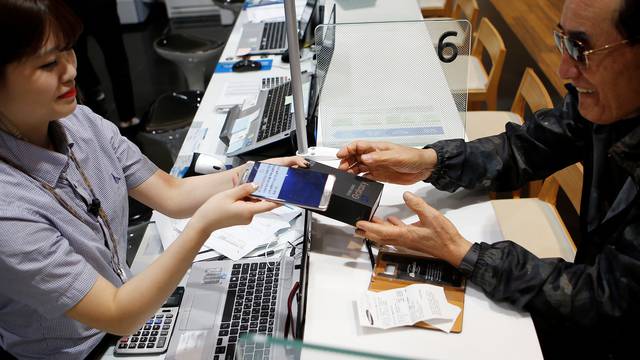 A customer exchanges his Samsung Electronics' Galaxy Note 7 to Galaxy S7 at company's headquarters in Seoul