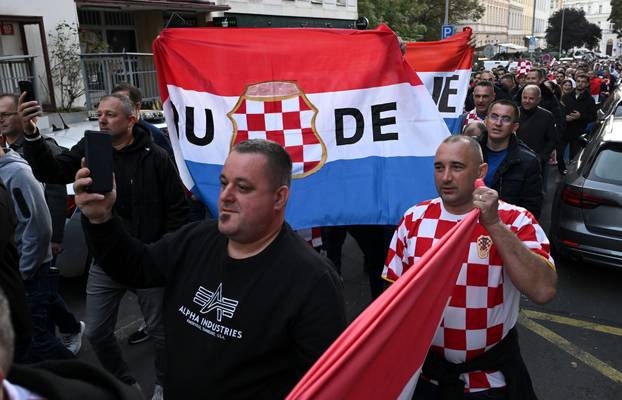 Prag: Hrvatski navijači u korteu idu do stadiona