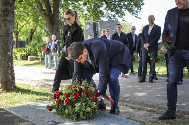Zagreb: Delegacija SDP-a položila vijenac na Mirogoju povodom 17. godišnjice smrti Ivice Račana