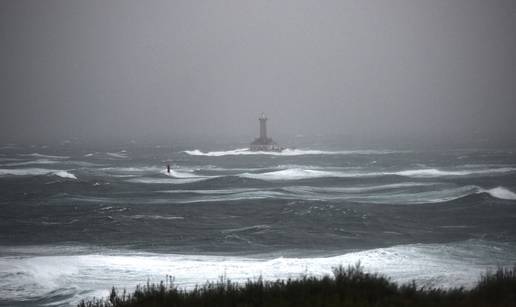 Surferi nestali u moru u Istri: Valovi visoki do sedam metara