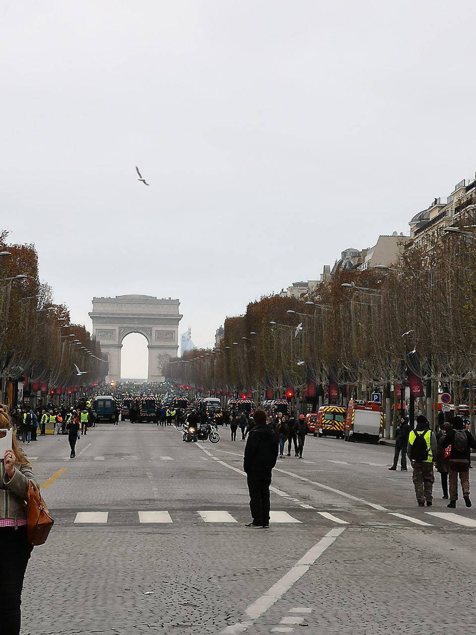 U Francuskoj priveli 1385 ljudi, više od 100 ih je ozlijeđeno