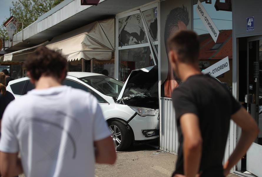 Velika Gorica: Automobilom se zabio u kiosk za izradu ključeva