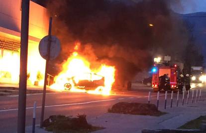 Mercedes u potpunosti izgorio: Požar navodno nije podmetnut