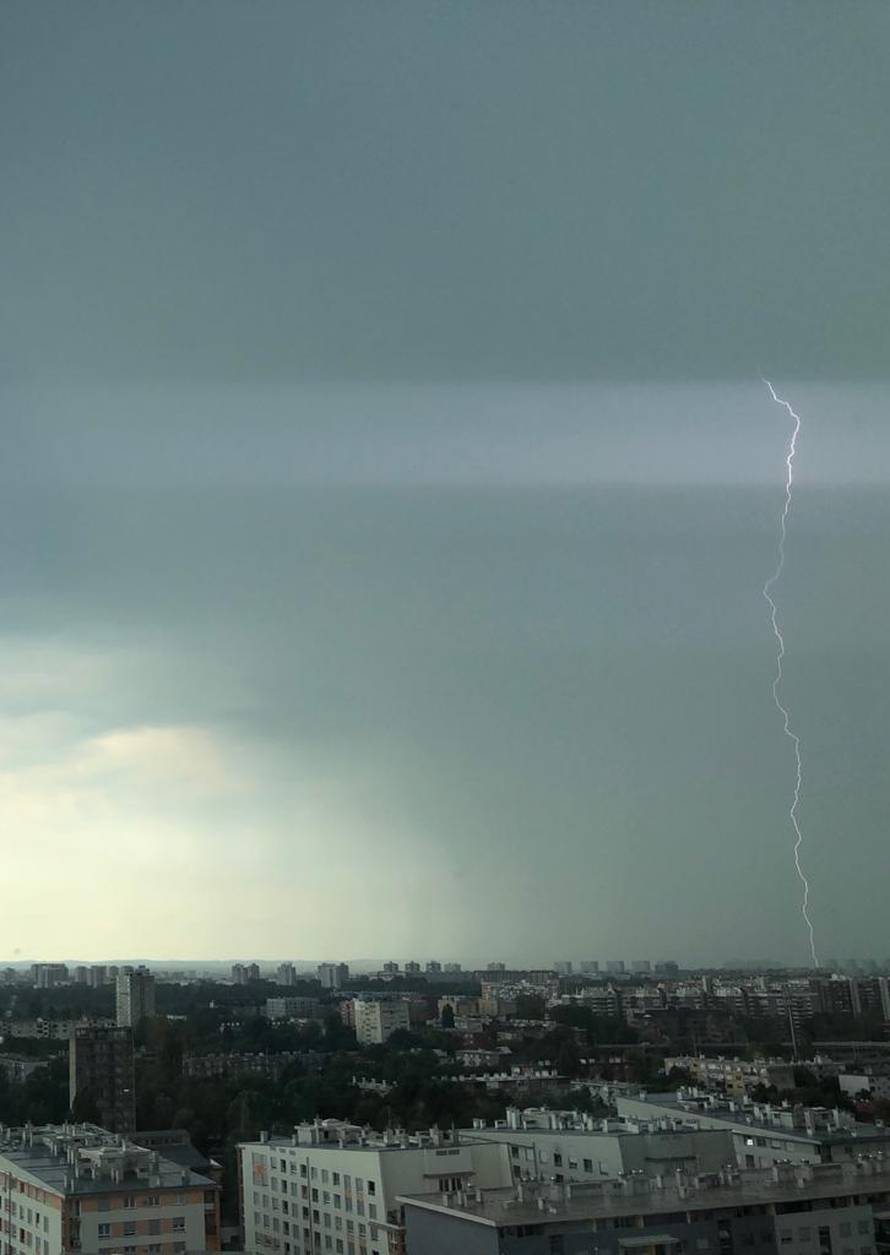 Crni oblaci i munje nad cijelim Zagrebom: Grom zapalio kuću