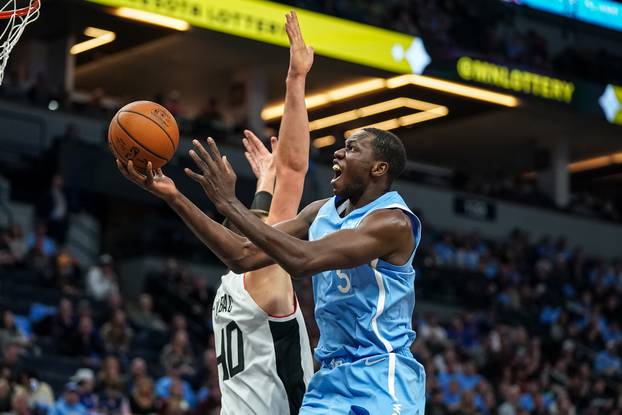 NBA: Los Angeles Clippers at Minnesota Timberwolves