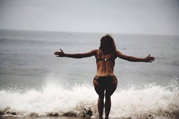 FOTO Grudnjaci su precijenjeni: Halle Berry pokazala dekolte u zavodljivoj satenskoj haljinici