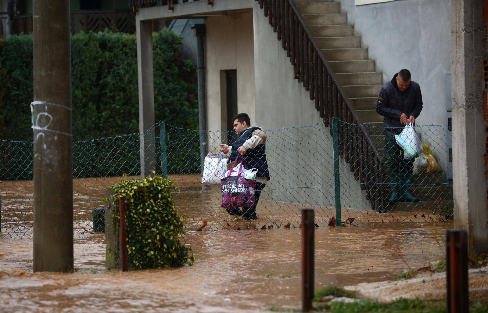 Izlijevanje rijeke Bosne i Željeznice iz korita na lokalitetu općine Ilidža