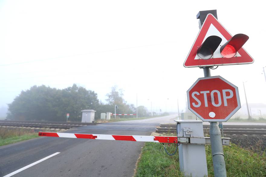 Teretni vlak naletio na osobni automobil na pružnom prijelazu Sesvetski Kraljevec - Dumovec