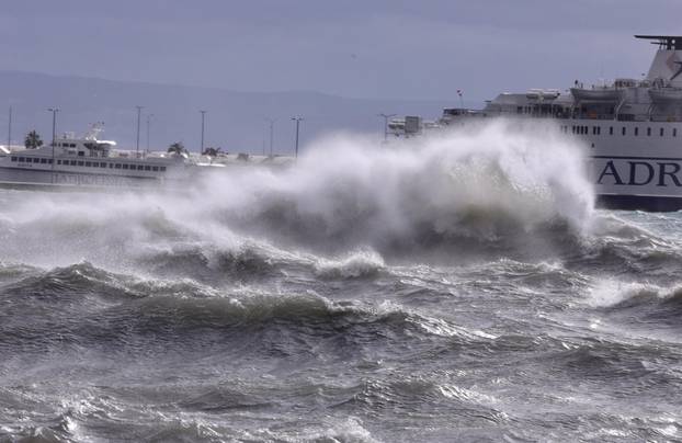 Lebic uzburkao more u splitskoj luci i stvorio nezaboravne prizore.