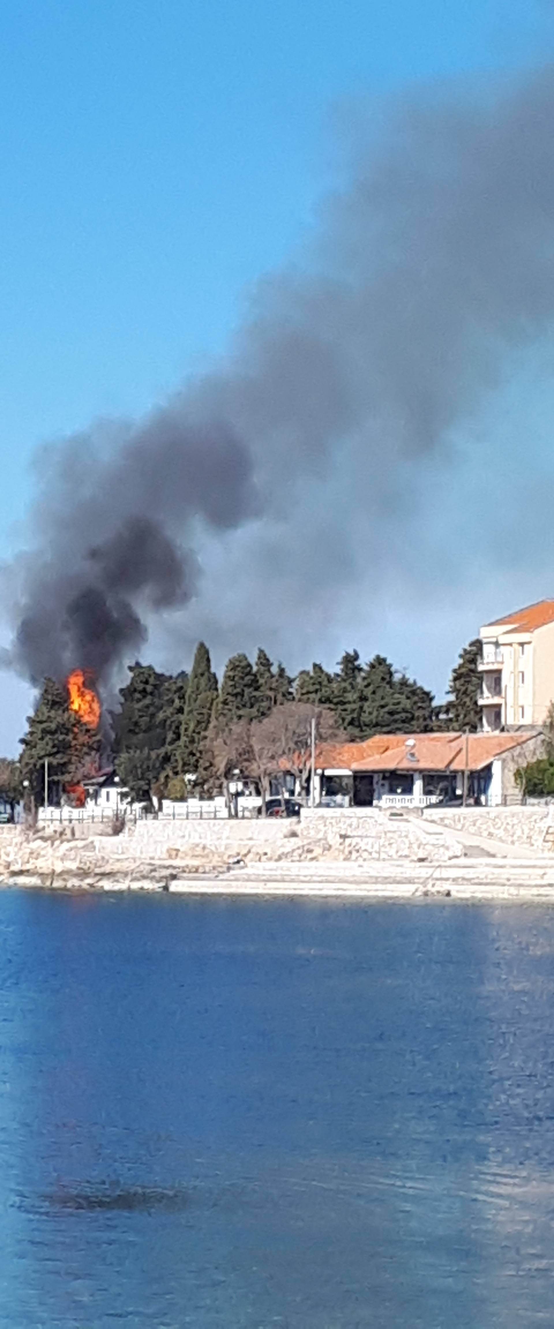 Požar u Selcu: Tijekom radova zapalilo se nekoliko bungalova