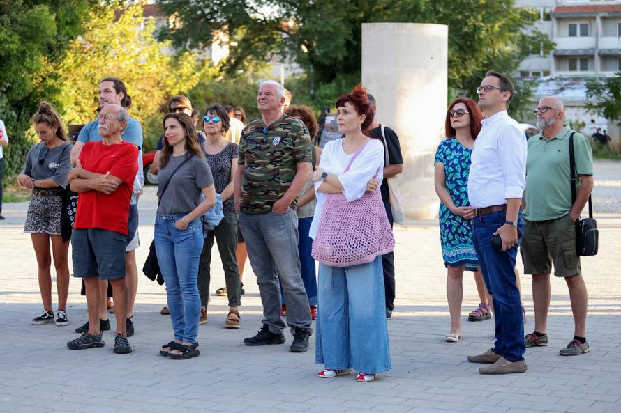 Benkovac: Organizatori benkovačkog festivala "Nosi se" koji je odgođen nakon prosvjeda branitelja održali mirni prosvjed