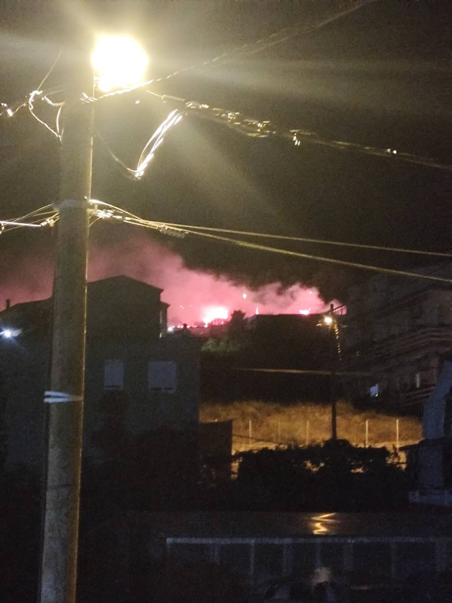 FOTO Izbio požar u Solinu: Vatra zahvatila raslinje između kuća