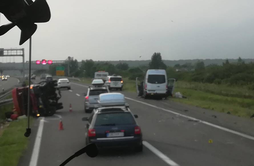 Užas kod Okučana: U sudaru je ozlijeđeno najmanje devet ljudi