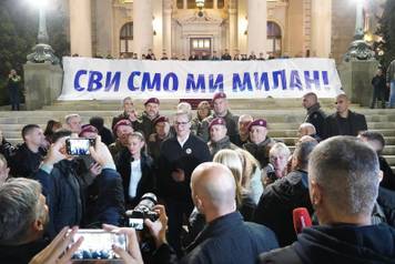 Beograd: Vučić došao ispred Narodne skupštine i pružio podršku "junaku iz Ćacilenda"