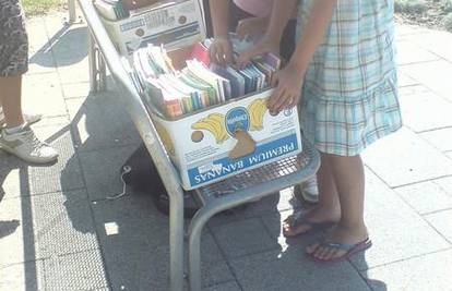 Otkazali sajam: Učenici na klupicama trguju knjigama