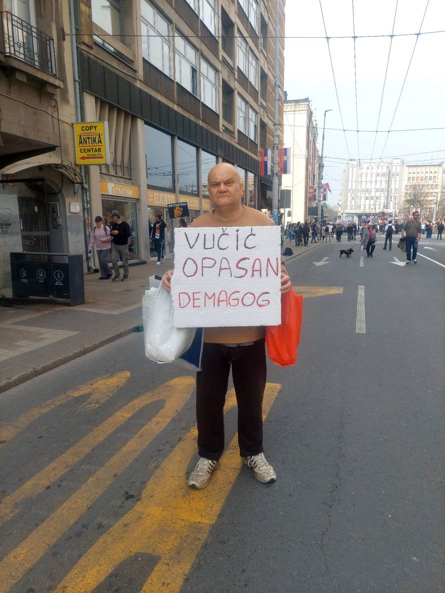 Prosvjed završio izgredima. Oglasio se Vučić: Bilo je 107.000 ljudi i nije korišten zvučni top!