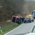 VIDEO Kamion izletio u kanal kod Pakraca, izvlači ga dizalica