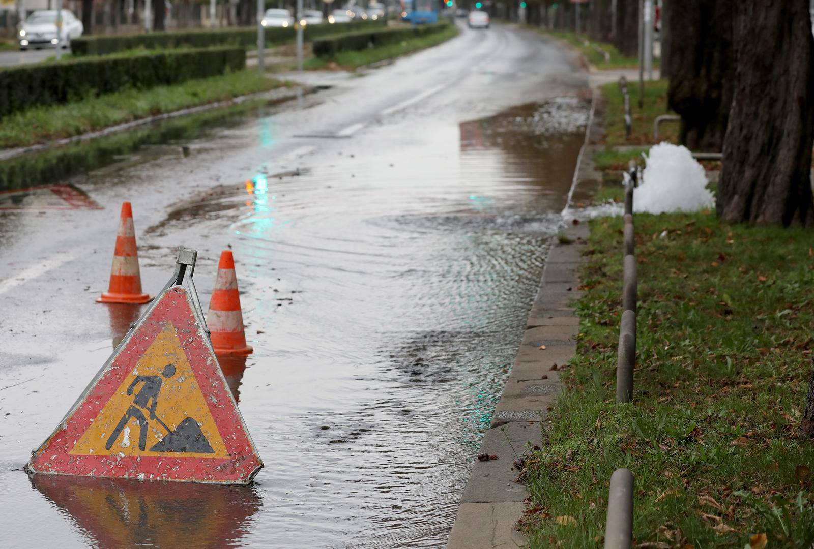 Zagreb: Zbog puknuća cijevi poplavljen dio Zvonimirove ulice