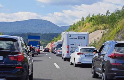 U tunelu Sveti Rok prekid prometa zbog gustoće, kilometarska kolona na A1 i A2