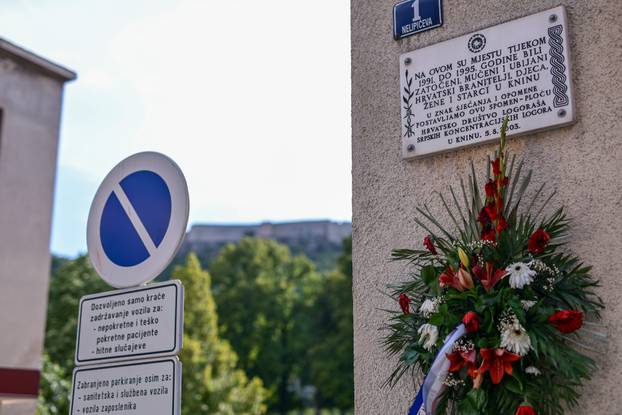 Knin: Hrvatske zastave vijore se gradom