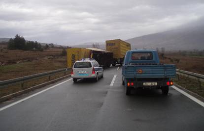 Tegljač kojeg je srušio jak vjetar blokirao prometnicu