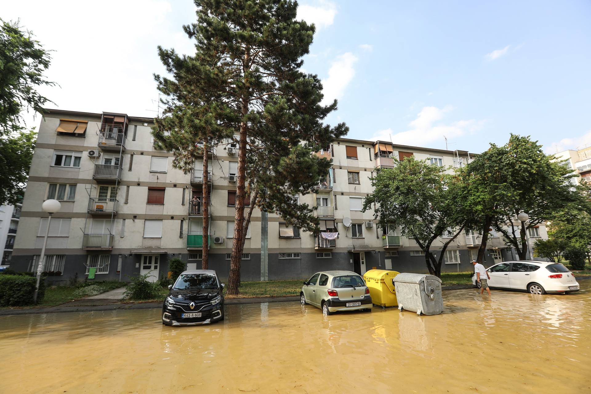 Zagreb: U Gajnicama pukla cijev, poplavila cijelu ulicu