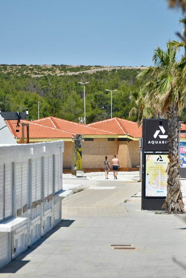 Malobrojni gosti odmaraju se na plaž Zrče