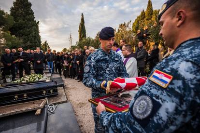 FOTO Posljednji ispraćaj Jurice Popovića: Neutješna supruga Matija je nosila njegovu sliku