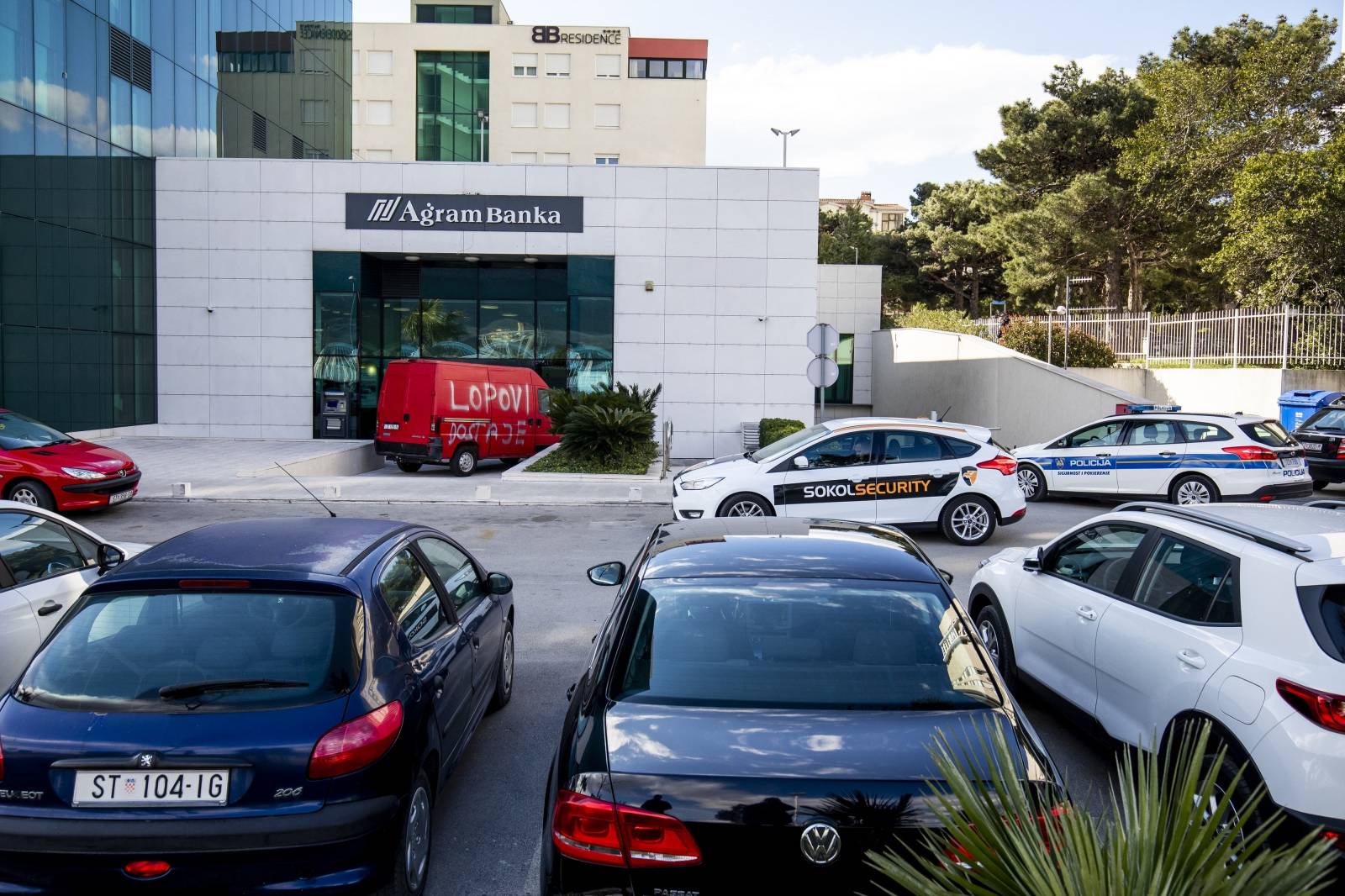 Split: Muškarac kombijem blokirao ulaz u Agram banku