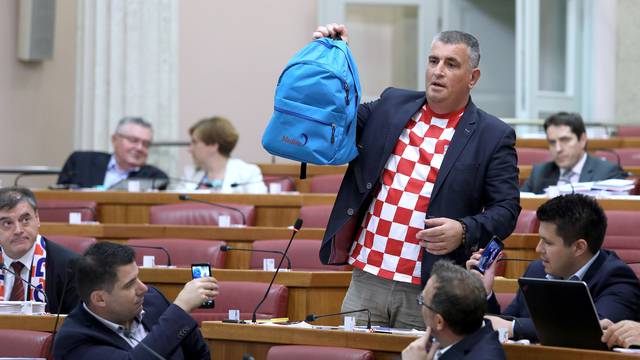 Zagreb: Bulj poklonio ministrici Divjak torbu kao simbol (ne)provedbe reforme