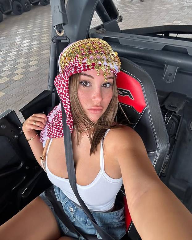 FOTO 'Nije lako imati velike grudi – žene su ljubomorne i ostavljaju zlobne komentare'