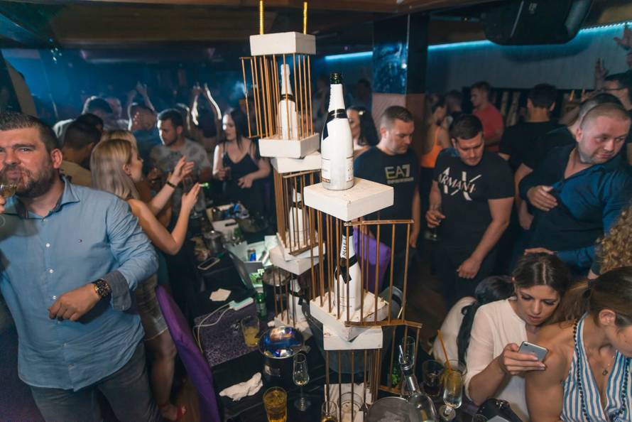 Nogometaši čistačicama daju bakšiš, prime se metle i počiste