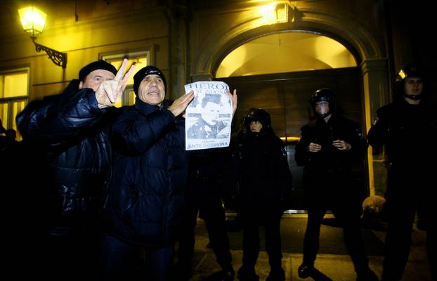 ARHIVA - Zagreb: Prosvjedi diljem zemlje zbog uhićenja Gotovine, razbijen i prozor na zgradi Vlade