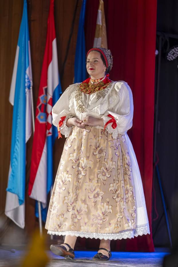 Županja: U sklopu 59. Šokačkog sijela održana Revija narodnih nošnji zlatara