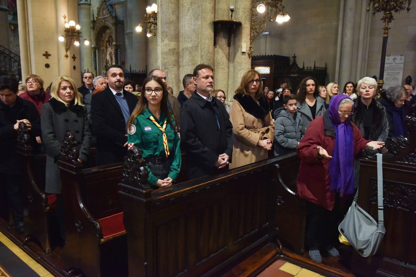 Zagreb: Unošenje Betlehemskog svjetla mira u katedralu