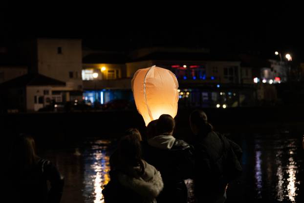 Trilj: Mažoretkinje upalile 14 lampiona povodom 14. rođendana njihove prijateljice koja se prošle godine utopila u Cetini