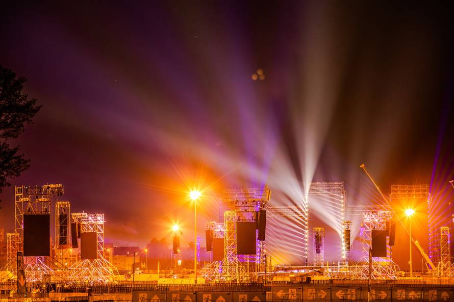 Zagreb: Spektakularna svjetlosna proba na Hipodromu uoči Thompsonovog koncerta