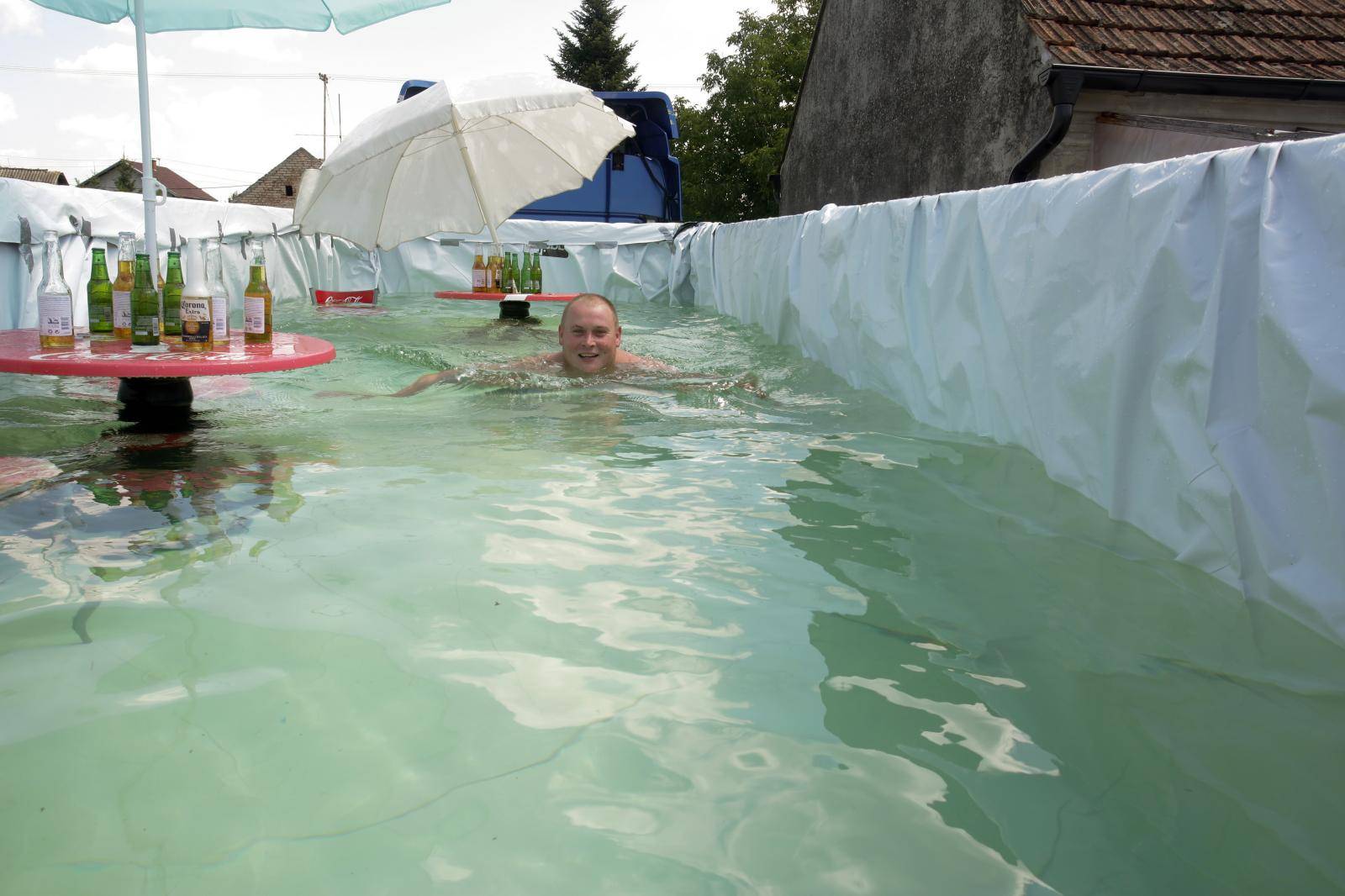 U kamionu napravio bazen: 'Mi želimo da svi dođu i uživaju!'