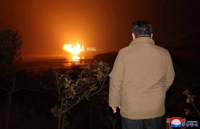 Kim Jong Un gledao lansiranje svog špijunskog satelita, bijes u Južnoj Koreji, ukidaju dio pakta