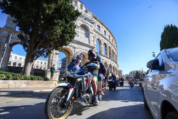 Defile motorista kroz PUlu