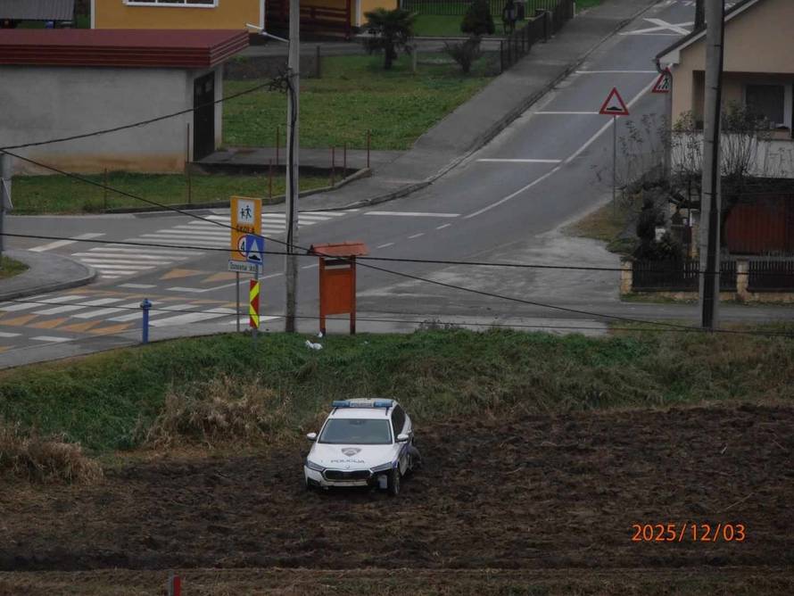 FOTO Policajac u Zagorju malo popio pa autom sletio na njivu