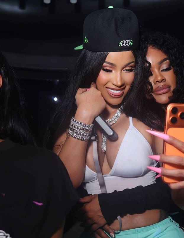 Cardi B 'partijala' s Teyanom Taylor: Na razuzdanom partiju pokazala je bradavice i guzu