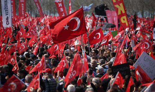 Deseci tisuća Turaka ponovno prosvjeduju u Istanbulu protiv pritvaranja Imamoglua