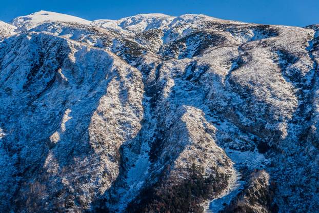 Park prirode Blidinje i zaleđeno jezero tijekom sunčanog zimskog dana