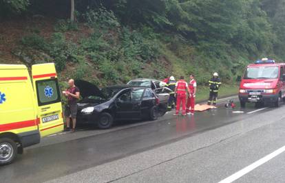 Sudarila su se dva auta kod Slunja, ozlijeđeno je troje ljudi