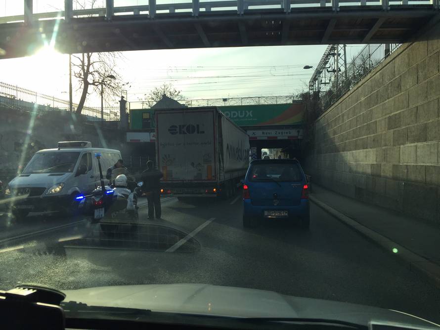 Nije gledao znakove: Još jedan šleper zapeo u Miramarskoj...